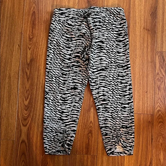 Calvin Klein Performance “Quick Dry” Black & White Abstract Print Capri Leggings - Picture 4 of 5